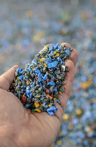 DE RESIDUOS PLÁSTICOS A MATERIALES DE VALOR